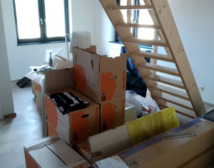 Umzugskartons und Bautreppe in neuer Wohnung