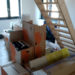 Umzugskartons und Bautreppe in neuer Wohnung