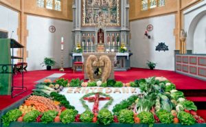 Altarraum geschmückt mit Gemüse zum Erntedankfest