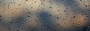 Regen auf Fensterschreibe