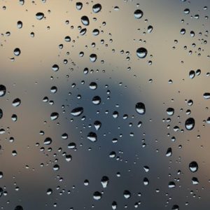 Regen auf Fensterschreibe