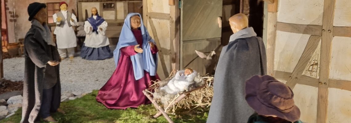 Krippendarstellung mit Jesus, Maria und Josef und einigen weiteren Personen