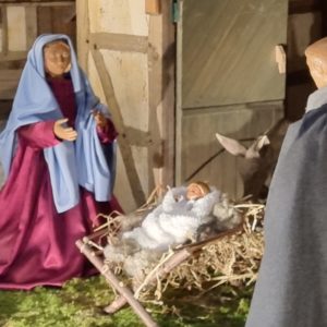 Krippendarstellung mit Jesus, Maria und Josef und einigen weiteren Personen
