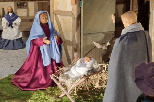 Krippendarstellung mit Jesus, Maria und Josef und einigen weiteren Personen