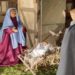 Krippendarstellung mit Jesus, Maria und Josef und einigen weiteren Personen