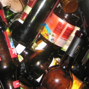 Bunte Glasflaschen auf einem Haufen