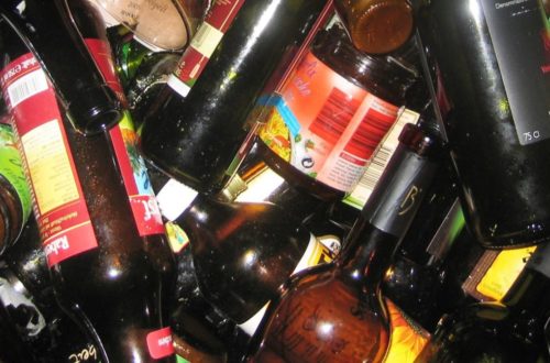 Bunte Glasflaschen auf einem Haufen