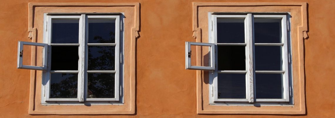 Zwei geöffnete Fenster