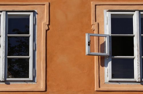 Zwei geöffnete Fenster