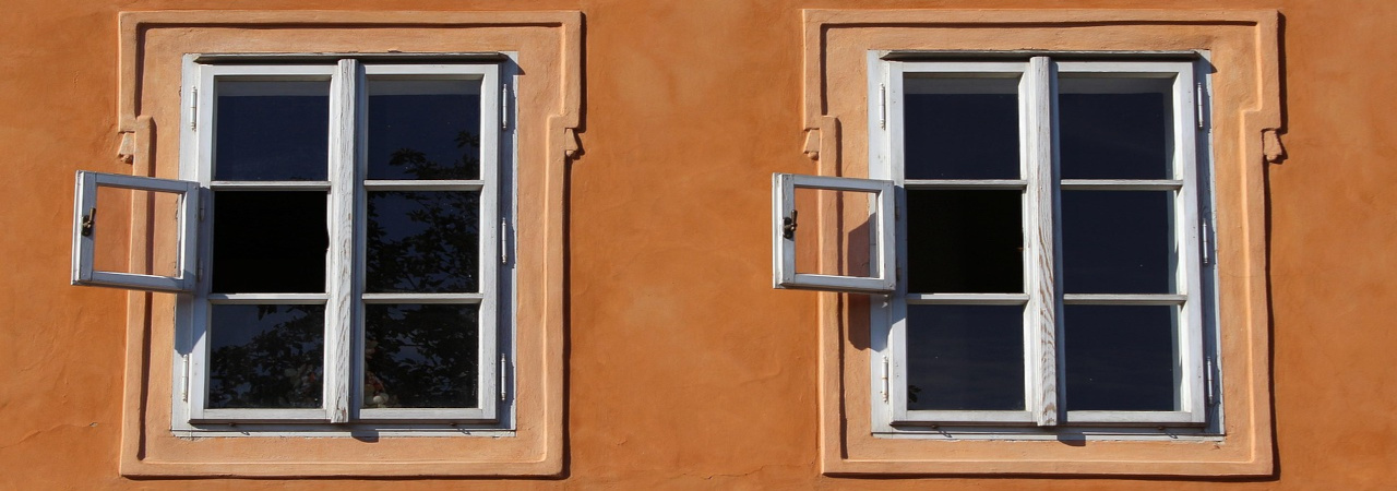 Zwei geöffnete Fenster