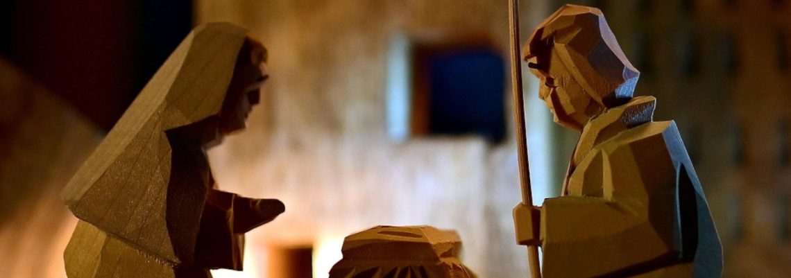 Holzfiguren, die Maria, Josef und das Kind in der Krippe darstellen