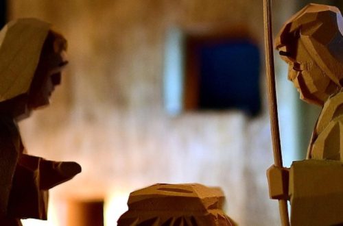 Holzfiguren, die Maria, Josef und das Kind in der Krippe darstellen