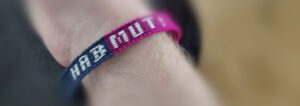 Armband mit Aufschrift "Hab Mut"
