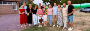 Gruppenfoto von 12 Menschen, künsterlisch verfremdet