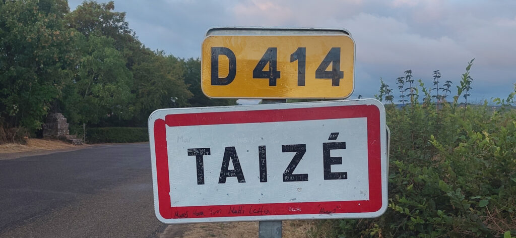 Ortseingangsschild von Taizé, an der D 414