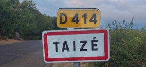 Ortseingangsschild von Taizé, an der D 414