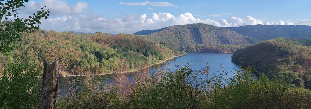 Blick hinunter auf einen Teil des Rursees in der Eifel